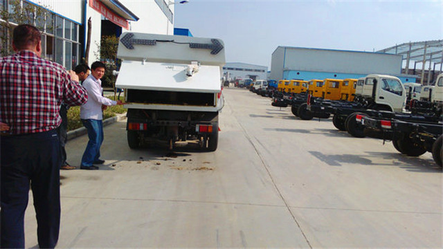 內(nèi)蒙客商正在參觀五十鈴<a href=http://www.kwoe.cn/saoluche/ target=_blank class=infotextkey>掃路車</a>