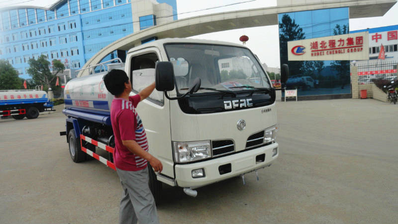 正在給5噸<a href=http://www.kwoe.cn/ssc target=_blank class=infotextkey>灑水車</a>做出廠前準備