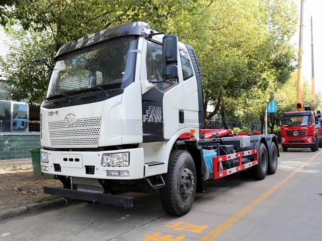 國(guó)六解放J6后雙橋勾臂式垃圾車(垃圾中轉(zhuǎn)站配套)