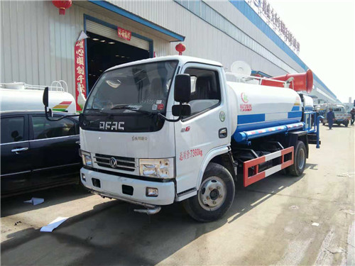 東風(fēng)藍(lán)牌灑水車(chē)左傾45度角圖片2.jpg