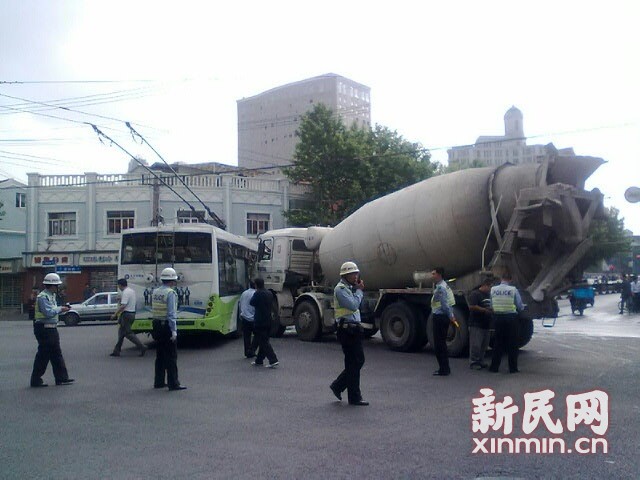 一輛19路電車在新閘路成都北路路口被一輛水泥<a href=http://www.kwoe.cn/jbc/ target=_blank class=infotextkey>攪拌車</a>攔腰撞擊，車毀嚴(yán)重。通訊員 殷佳維 攝