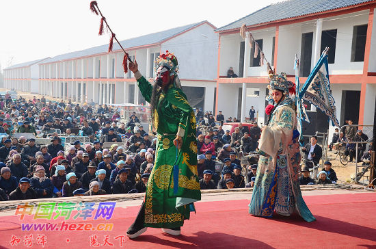 “人大代表號”大型流動<a href=http://www.kwoe.cn/wtc/ target=_blank class=infotextkey>舞臺車</a>駛進(jìn)李村鎮(zhèn)