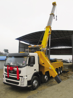 昨日,目前國內(nèi)最大噸位的道路<a href=http://www.kwoe.cn/qzc/ target=_blank class=infotextkey>清障車</a>正式“落戶”貴陽。該清障車車價近300萬元,集吊裝、拖車于一體,最大起吊高度13.2米,最大拖牽重量54噸,最大起吊重量60噸,可安全快速地對交通事故中側(cè)翻的重型貨車、重型<a href=http://www.kwoe.cn/ygc/ target=_blank class=infotextkey>油罐車</a>等進行起吊、救援和拖運,及時恢復(fù)現(xiàn)場交通。曾秦 攝