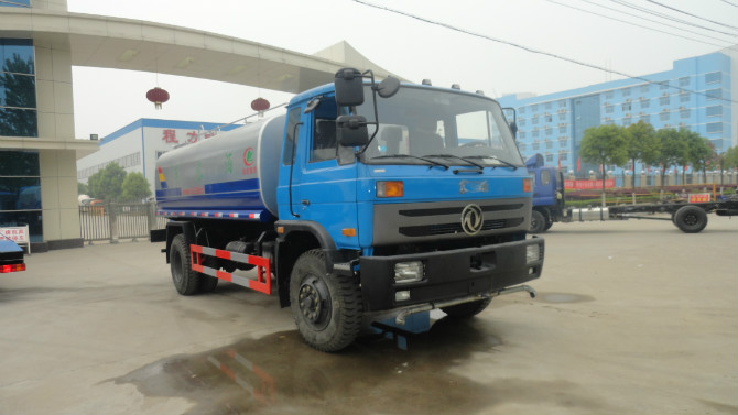 程力廠門 前的東風153<a href=http://www.kwoe.cn/ssc target=_blank class=infotextkey>灑水車</a>