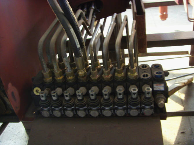  多路換向閥是<a href=http://www.kwoe.cn/scd/ target=_blank class=infotextkey>隨車吊</a>的操作系統(tǒng)