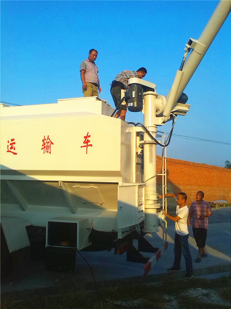 河南某養殖廠在我公司訂夠的飼料提升機 及 20方天錦飼料運輸車