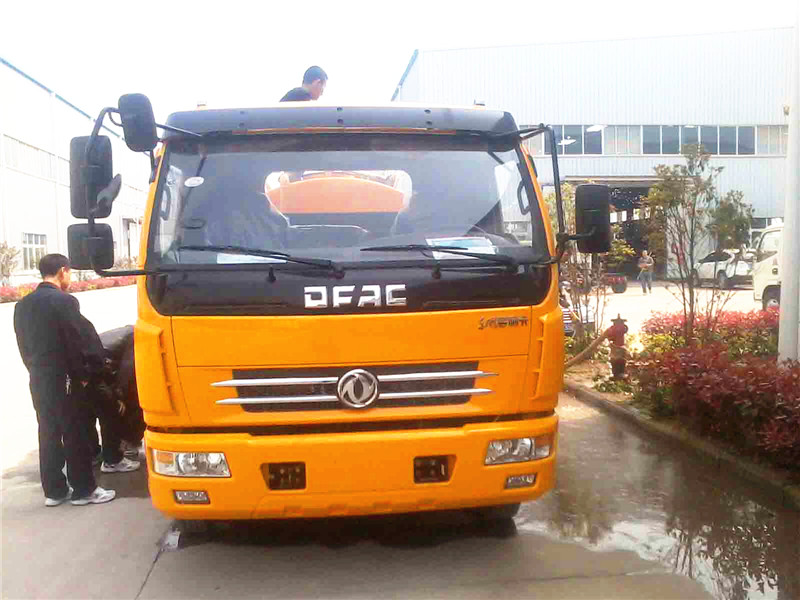 高壓清洗<a href=http://www.kwoe.cn/xifenche/ target=_blank class=infotextkey>吸糞車</a>正面圖